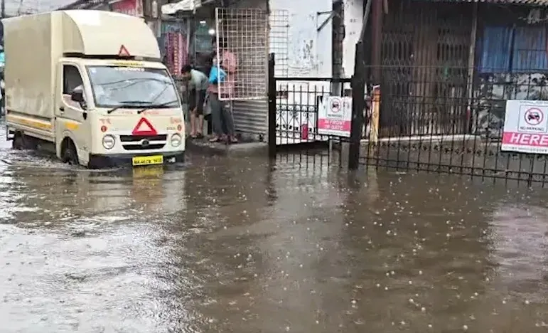 मुंबई में मॉनसून की भारी बारिश: मालवानी में 340 मिमी वर्षा, बीएमसी ने 7,000 से अधिक कर्मचारी तैनात किए