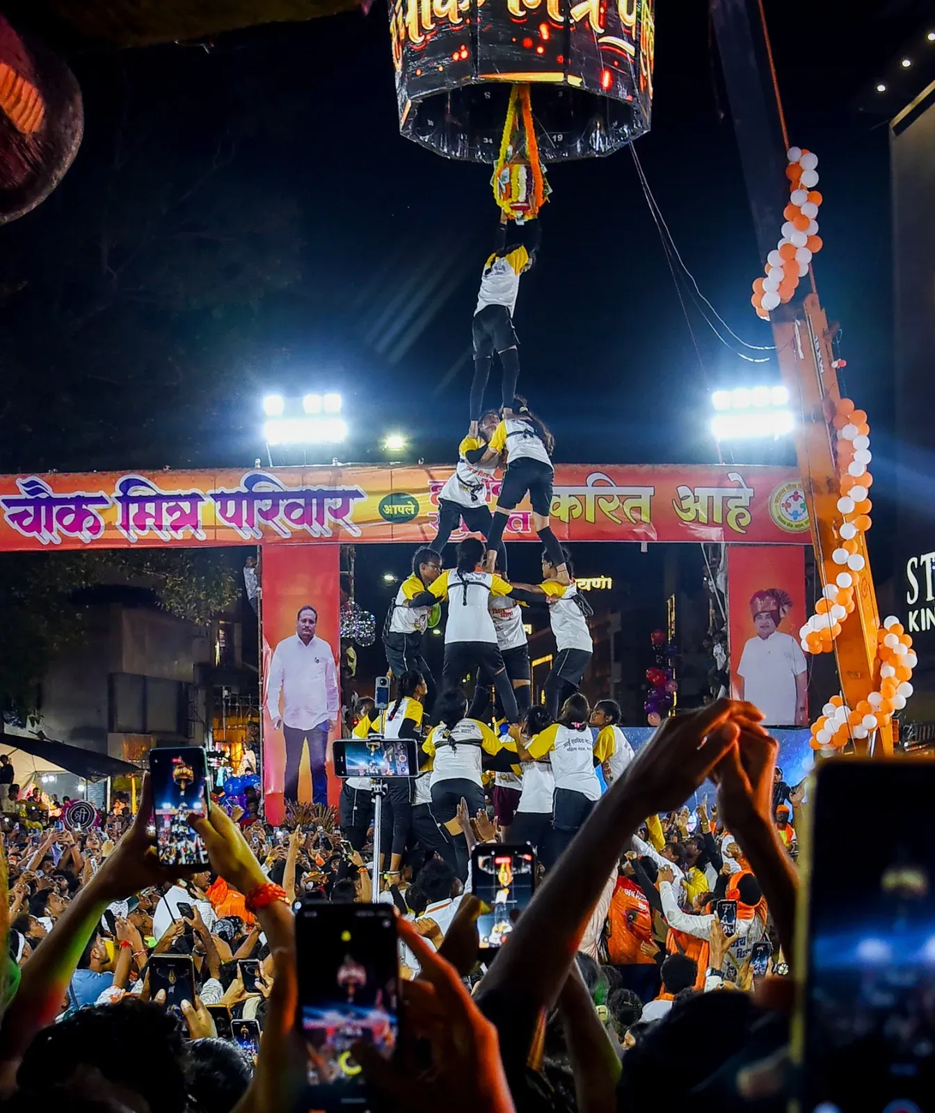 घाटकोपर वेस्ट में दही-हांडी मंच विवाद: पुलिस ने BMC से माँगी तत्काल कार्रवाई, इमरजेंसी सेवाएँ बाधित होने का खतरा