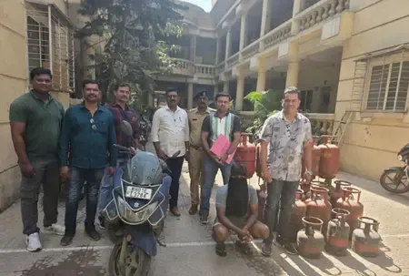 मुंबई में गैस सिलेंडर चोरी के गिरोह का भंडाफोड़, तीन गिरफ्तार और 45 सिलेंडर बरामद