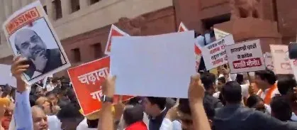 संसद परिसर में मानसून सत्र के आखिरी दिन एनडीए और विपक्ष ने एक-दूसरे के खिलाफ किया विरोध प्रदर्शन