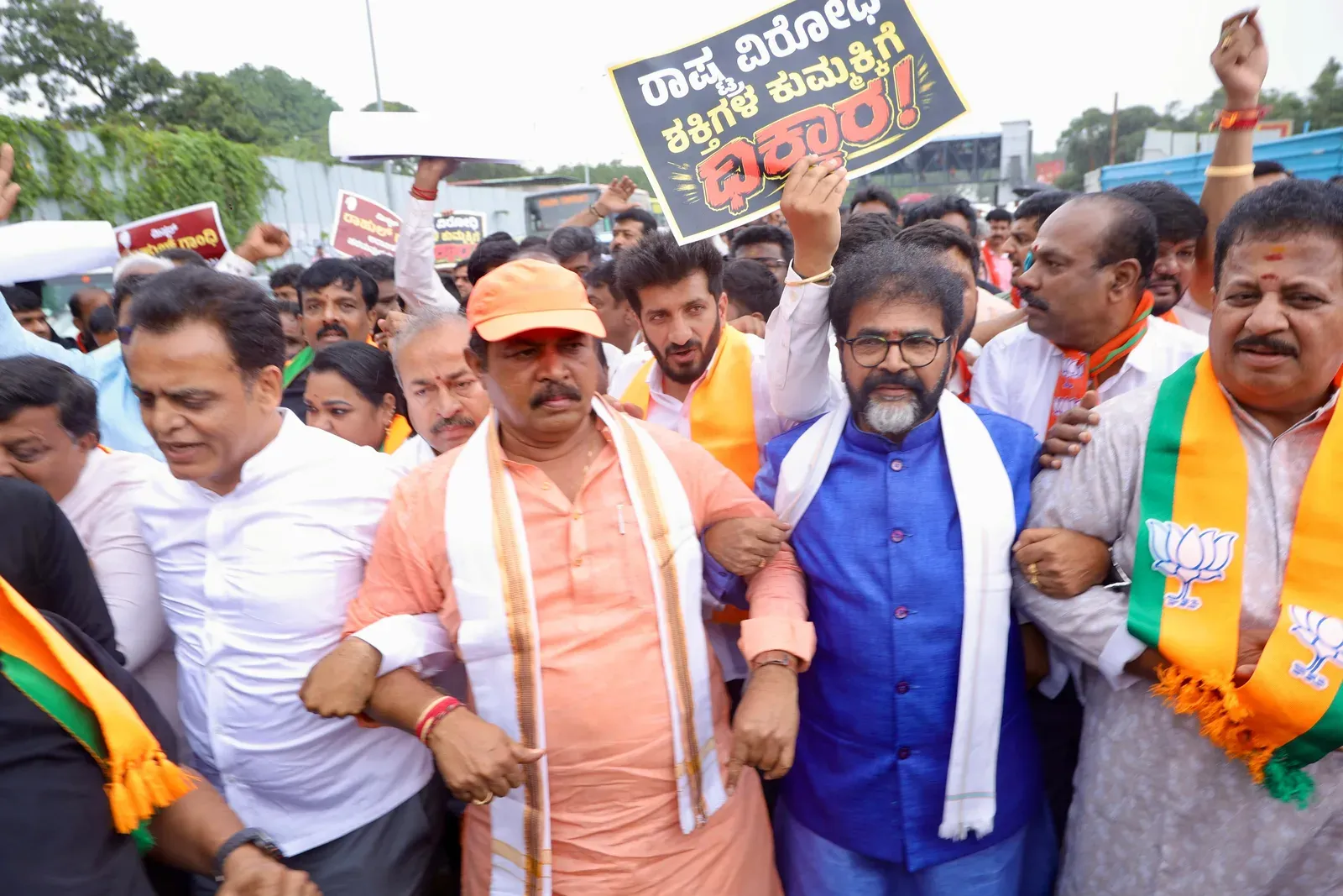बेंगलुरु में भाजपा नेताओं को हिरासत में लिया, केपीसीसी मार्च के दौरान विधायक पर अंडे फेंके