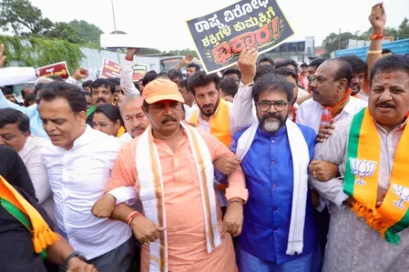 बेंगलुरु में भाजपा नेताओं को हिरासत में लिया, केपीसीसी मार्च के दौरान विधायक पर अंडे फेंके