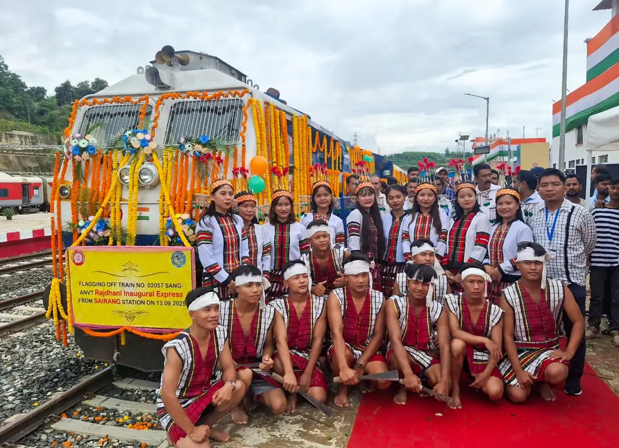 क्या भारतीय रेलवे पूर्वोत्तर क्षेत्र में कनेक्टिविटी बढ़ाने के लिए कार्य कर रहा है?