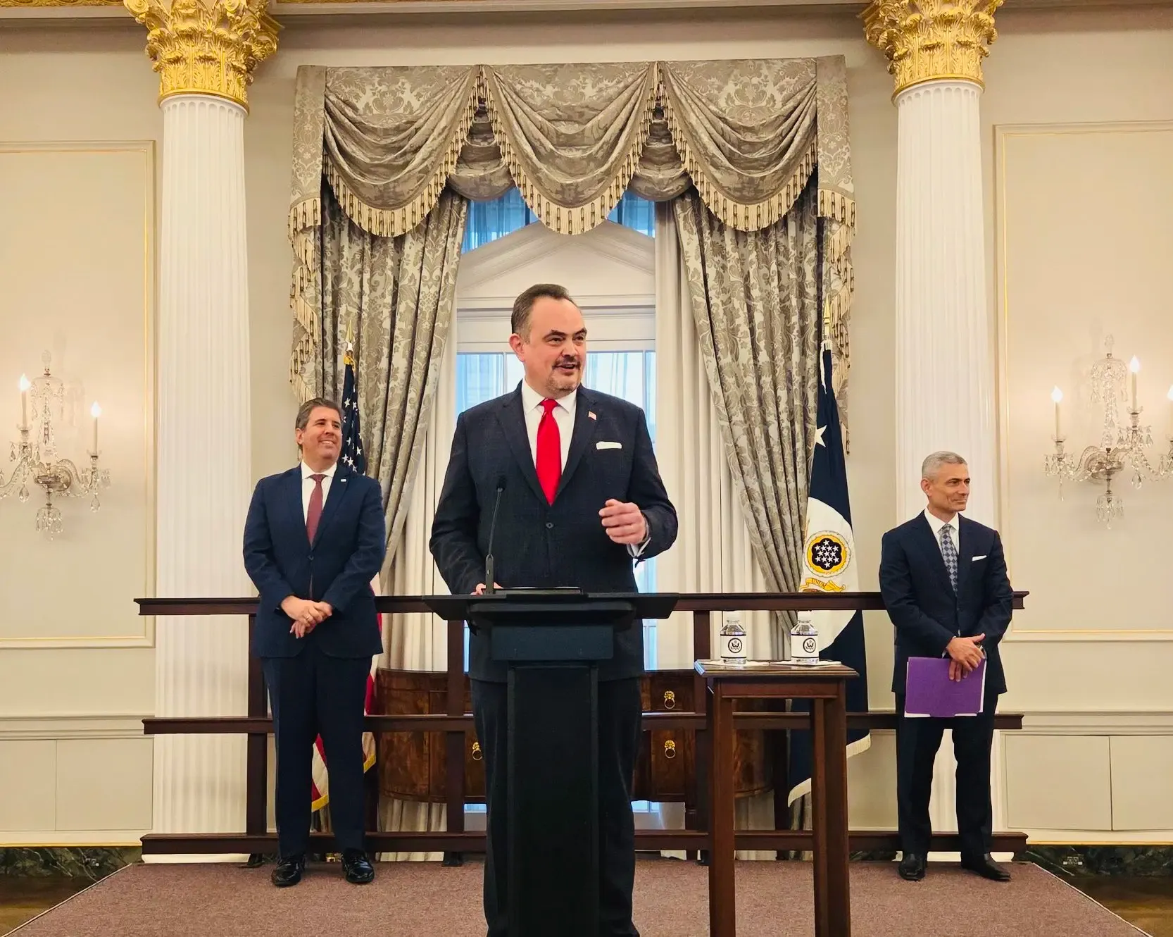 क्या ब्रेंट क्रिस्टेंसन ने बांग्लादेश में अमेरिकी राजदूत के तौर पर शपथ ली?