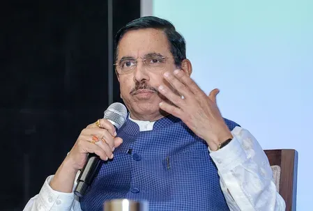 कर्नाटक में उर्वरक कमी के दावे निराधार, प्रल्हाद जोशी ने कांग्रेस पर लगाया दहशत फैलाने का आरोप