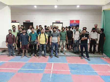 नोएडा पुलिस ने सार्वजनिक जगहों पर शराब पीने वालों के खिलाफ की सख्ती, 125 लोगों पर कार्रवाई