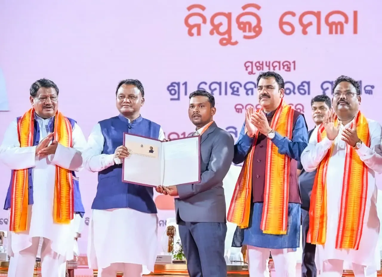 नियुक्ति पत्र: ओडिशा CM माझी ने 4,623 सरकारी कर्मचारियों को बताया 'शासन का असली चेहरा'