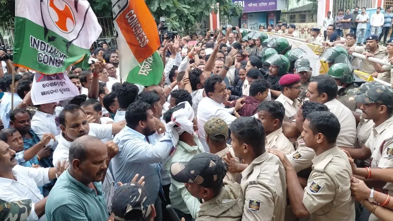 ज्ञानेश कुमार को हटाने की माँग: ओडिशा कांग्रेस ने भुवनेश्वर में सीईओ कार्यालय का किया घेराव