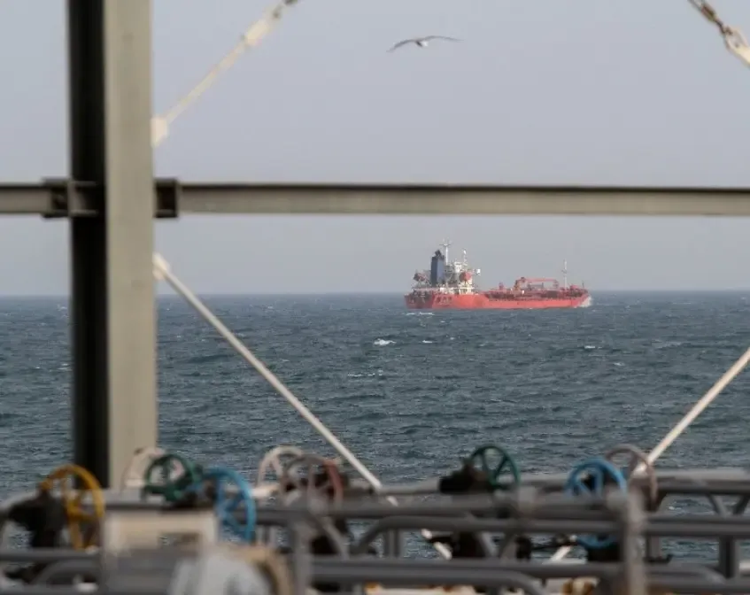 स्ट्रेट ऑफ होर्मुज पर अमेरिकी-ईरान संघर्ष: $25 अरब खर्च, वैश्विक तेल आपूर्ति संकट और बढ़ती महंगाई की चेतावनी