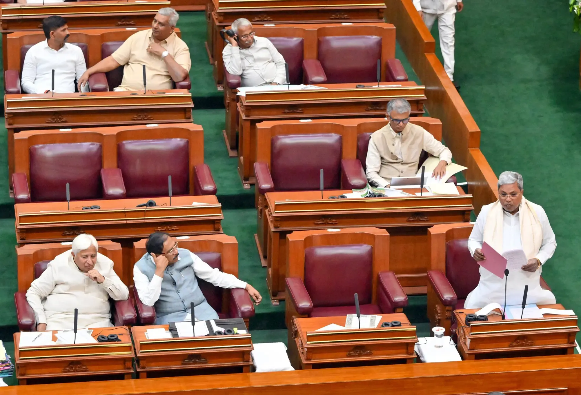 क्या योजनाओं के बावजूद उत्तर कर्नाटक में खुले में शौच और बाल विवाह जारी हैं?