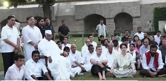 राजघाट पर विपक्ष का 'वोट चोरी' विरोध मार्च, राहुल गांधी-खड़गे की अगुवाई में तीसरे दिन भी प्रदर्शन जारी