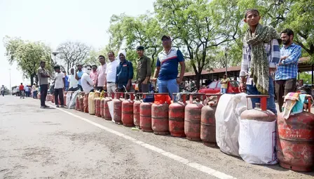 एलपीजी सप्लाई पूरी तरह सामान्य: अप्रैल में 17.83 लाख छोटे सिलेंडर बिके, 1.5 लाख छापे मारे गए