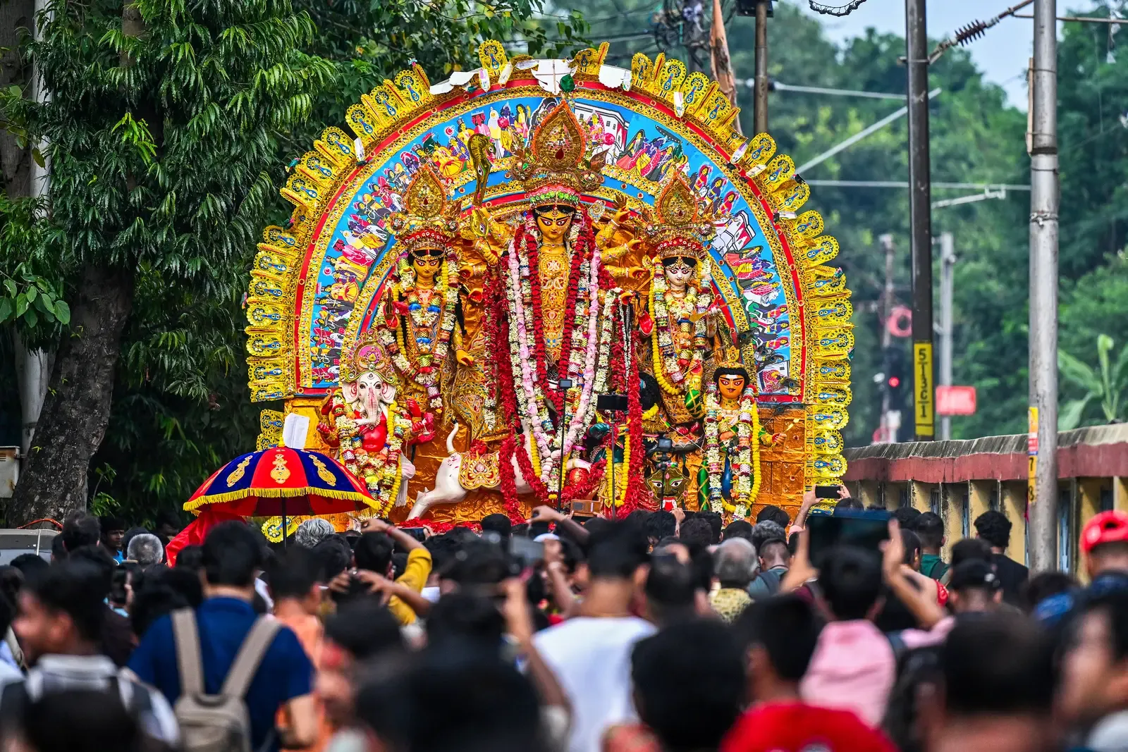हुगली नदी में दुर्गा विसर्जन: 21 अक्टूबर शाम 7 बजे तक 700 से अधिक प्रतिमाएं प्रवाहित