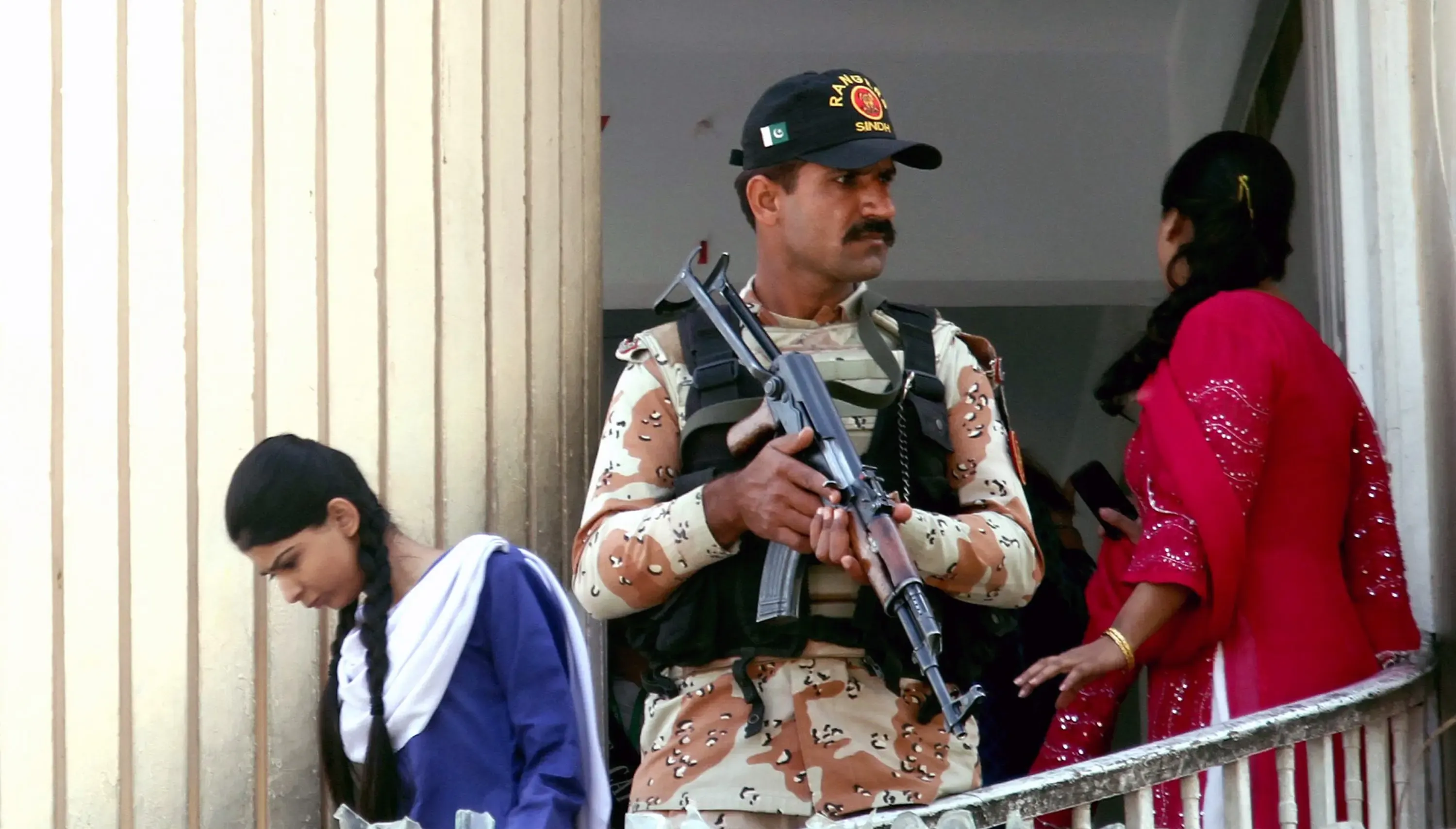 पाकिस्तान में युवाओं के लिए दो विकल्प: चुप रहना या देश छोड़ना