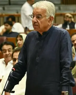 क्या <b>ख्वाजा आसिफ</b> ईगल और <b>ड्रैगन</b> के बीच <b>पाकिस्तान</b> का खेल बिगाड़ रहे हैं?