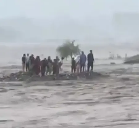 पाकिस्तान : स्वात नदी में अचानक आई बाढ़ में 18 पर्यटक बह गए, 7 लोगों की मौत