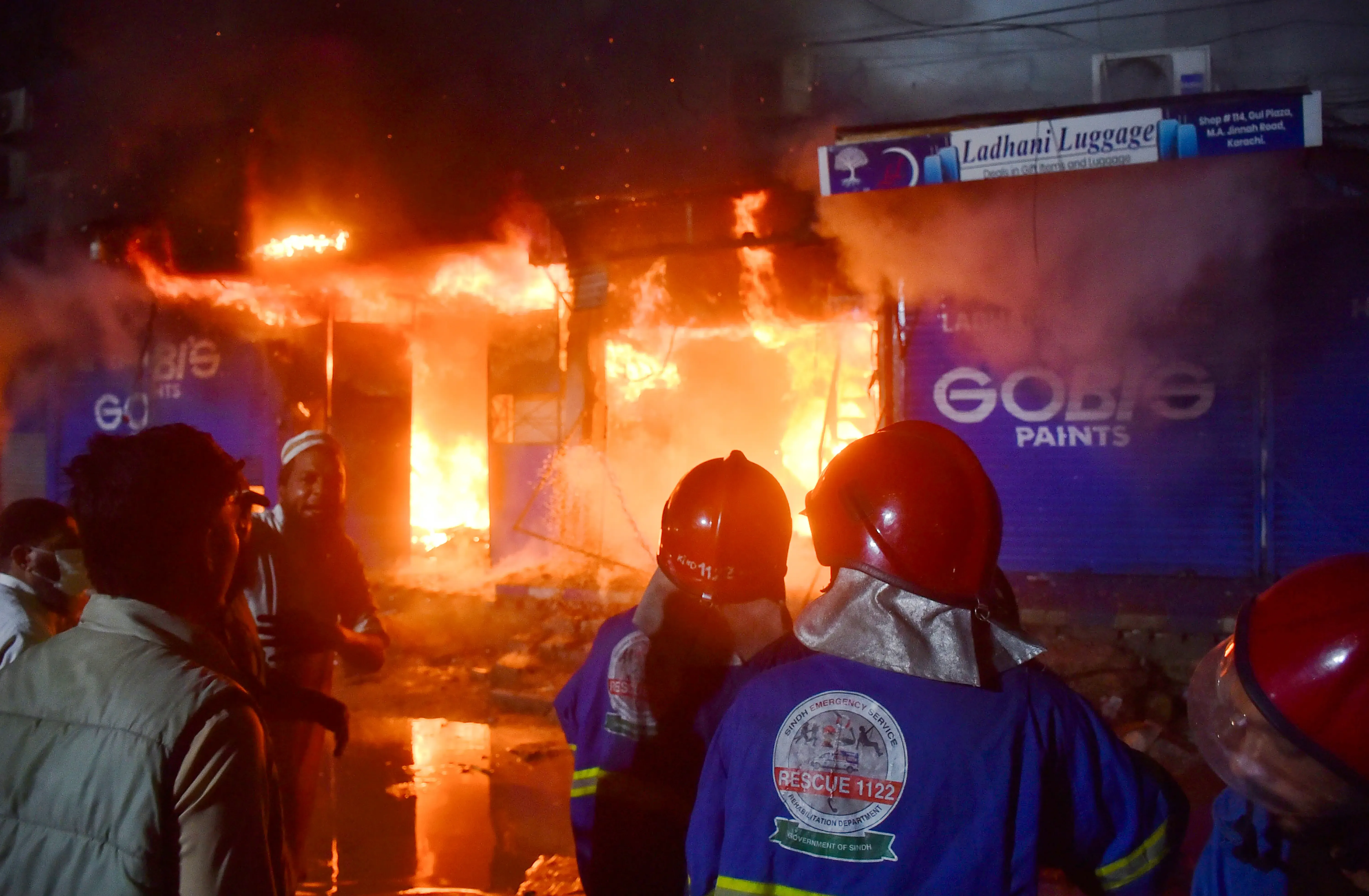कराची के गुल प्लाजा के बेसमेंट में फिर लगी आग, नशे के आदी लोगों का हाथ होने की आशंका