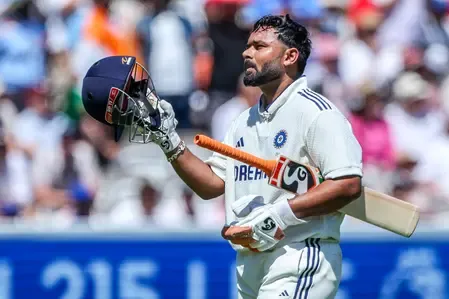 पंत मैनचेस्टर में विकेटकीपिंग नहीं कर सकते तो बतौर बल्लेबाज न खेलें: शास्त्री