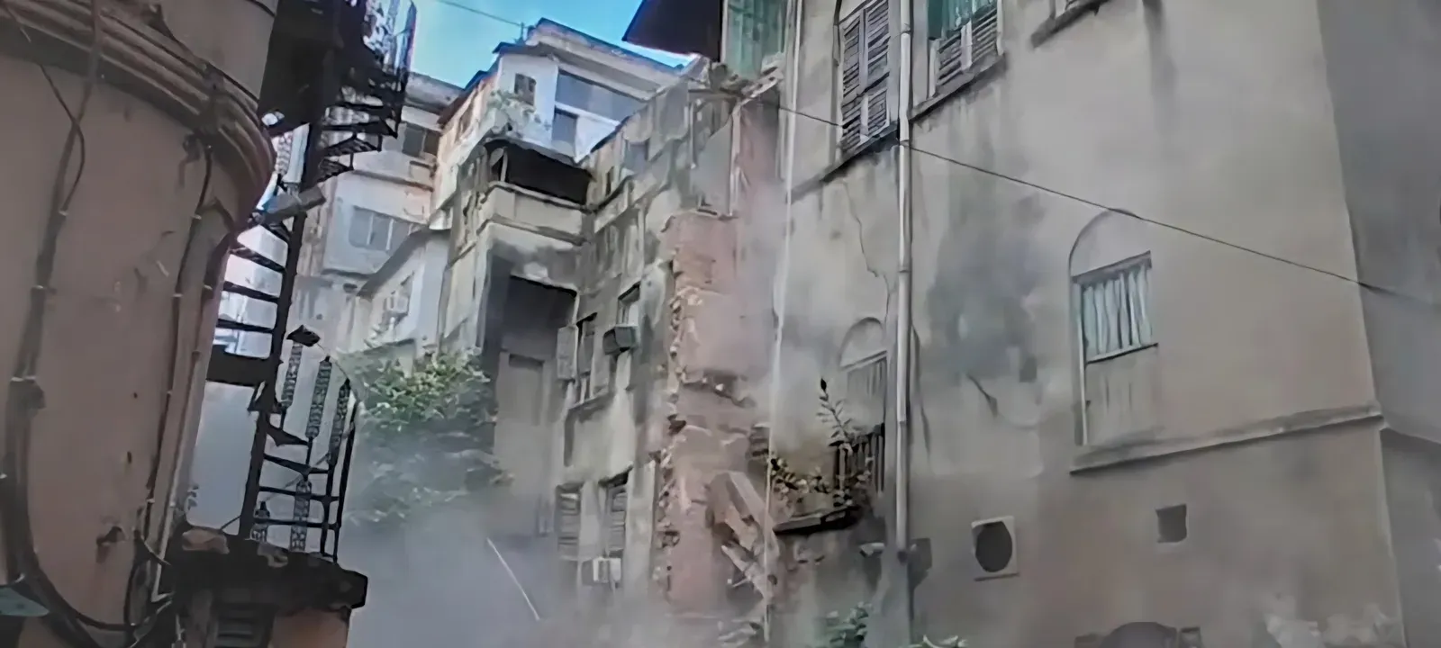 कोलकाता के डैक्रेस लेन में चार मंजिला इमारत का हिस्सा ढहा, स्वतंत्रता दिवस पर बंद होने से बड़ा हादसा टला