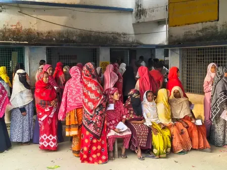 पश्चिम बंगाल के 15 बूथों पर री-पोलिंग जारी, पहले दो घंटों में 16.23 प्रतिशत मतदान