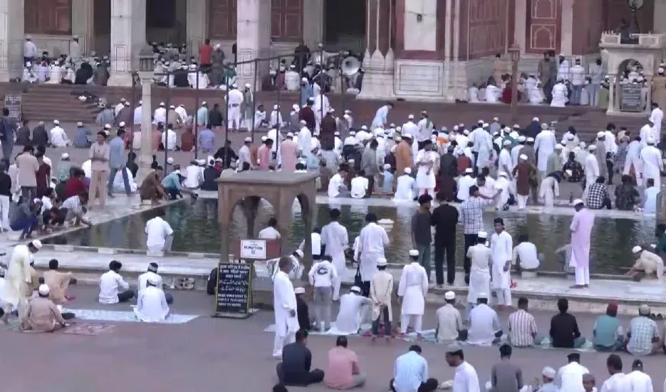 बकरीद 2026: जामा मस्जिद समेत देशभर में कड़ी सुरक्षा के बीच ईद-उल-अजहा की नमाज़ अदा