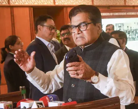 TMC के 20 बागी सांसद: 'कूड़ेदान से उठाए गए लोग ममता को दे रहे धोखा' — रामगोपाल यादव