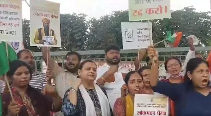 पटना में पीएचडी शोधार्थियों का लोक भवन मार्च, 18 दिन बाद पुलिस ने आर ब्लॉक पर रोका