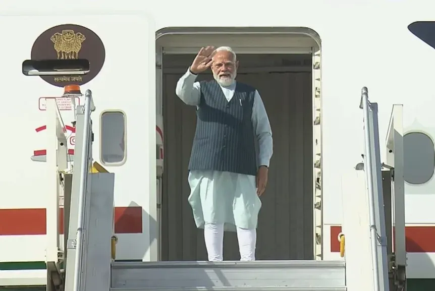 PM मोदी यूएई रवाना: राष्ट्रपति शेख मोहम्मद बिन जायद से होगी मुलाकात, ऊर्जा और व्यापार पर अहम MOU संभव