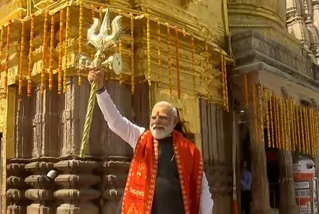 पीएम मोदी ने काशी विश्वनाथ मंदिर में किया दर्शन-पूजन, बच्चों से मिले, गूंजे 'हर हर महादेव' के जयकारे