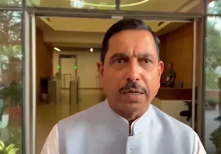 प्रह्लाद जोशी ने संभाला शिक्षा मंत्रालय का अतिरिक्त प्रभार, बोले — 'PM मोदी ने जताया पूरा भरोसा'