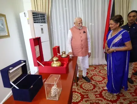 त्रिनिदाद एंड टोबैगो: पीएम मोदी ने राम मंदिर की प्रतिकृति और सरयू का जल प्रधानमंत्री कमला को किया भेंट