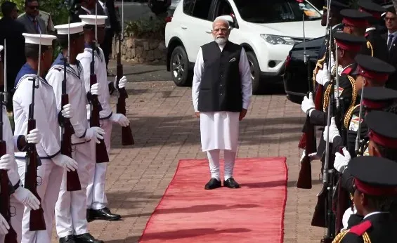 PM मोदी को सेशेल्स स्टेट हाउस में गार्ड ऑफ ऑनर, राष्ट्रपति हर्मिनी ने किया औपचारिक स्वागत