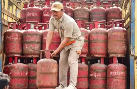 पीएमयूवाई से देश में लगभग हर घर तक पहुंचा एलपीजी कनेक्शन, वितरण व्यवस्था में हुआ सुधार: मंत्री