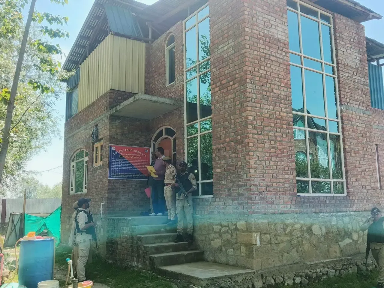 ड्रग तस्करों पर बड़ी कार्रवाई: श्रीनगर पुलिस ने 3.5 करोड़ की संपत्ति जब्त की