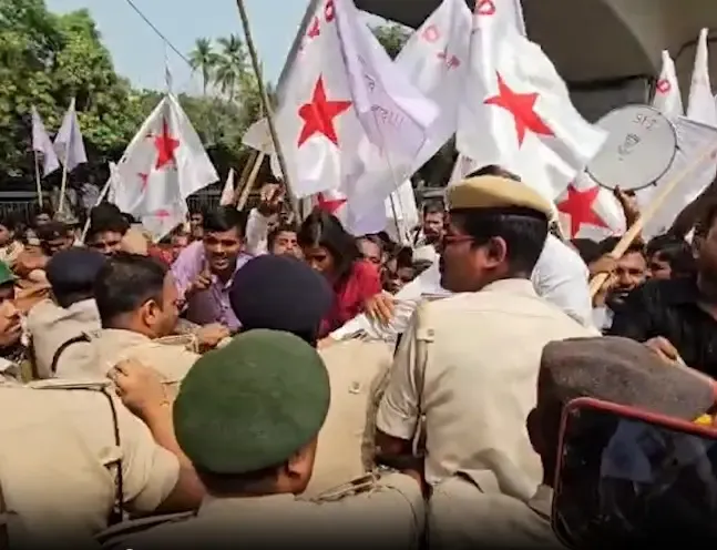 पटना में CPI(M)-DYFI-SFI मार्च पर रोक, चुनाव आयोग घेराव से पहले आर-ब्लॉक पर बैरिकेड