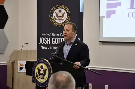 बढ़ते वैश्विक तनाव के बीच अमेरिकी सांसद ने धार्मिक संस्थानों की सुरक्षा की मांग की 