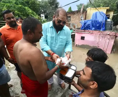 पावरलिफ्टिंग चैंपियन महंत गौरव शर्मा ने यमुना बाढ़ पीड़ितों की मदद की 