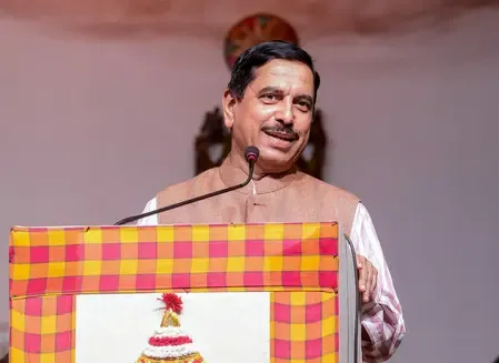 प्रह्लाद जोशी का राहुल गांधी पर पलटवार: 'अपनी हार का ठीकरा मोदी पर क्यों?'