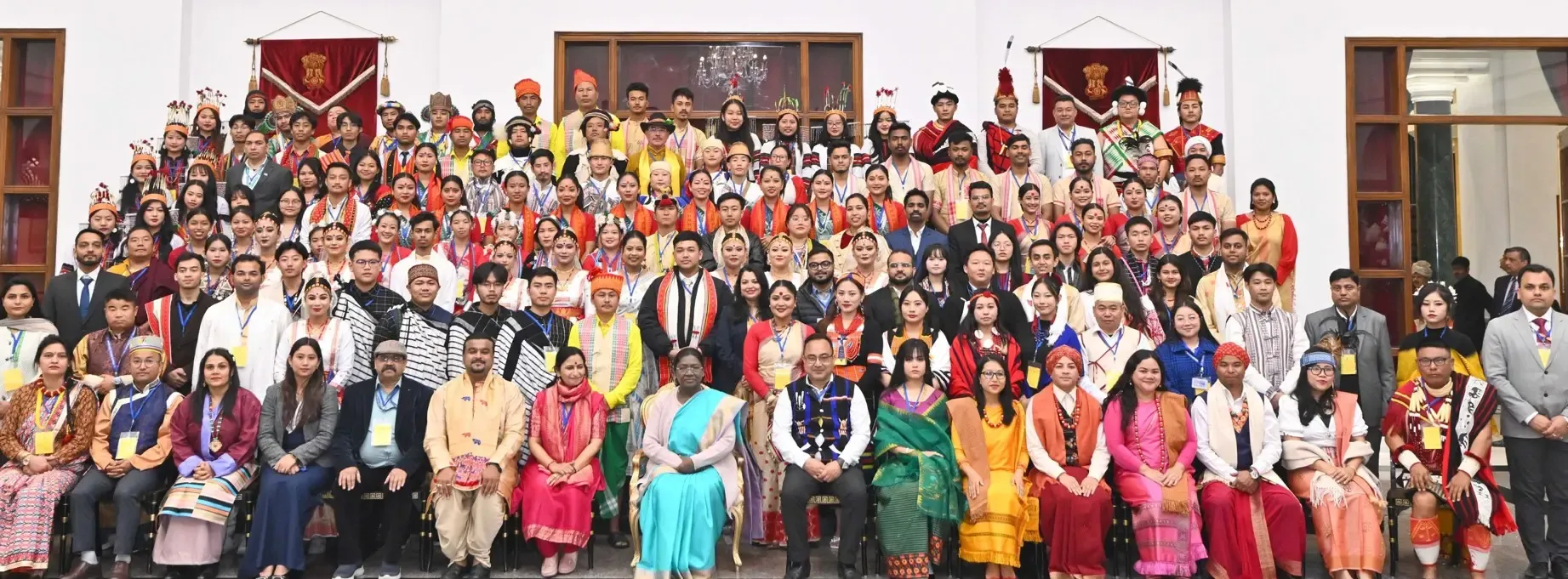 क्या राष्ट्रपति मुर्मु ने आदिवासियों, झांकी कलाकारों और एनसीसी कैडेटों से मुलाकात की?