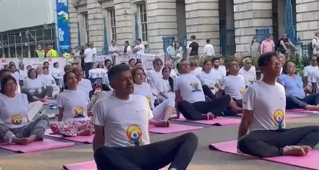 यूके में भारतीय प्रवासियों ने मनाया 'अंतर्राष्ट्रीय योग दिवस', स्वस्थ जीवनशैली अपनाने पर जोर दिया
