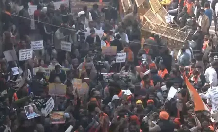 क्या दिल्ली में बांग्लादेश उच्चायोग के बाहर प्रदर्शन हो रहा है, हिंदू युवक की हत्या के विरोध में?