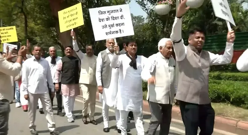 खड़गे की 'अनपढ़ गुजराती' टिप्पणी पर विरोध प्रदर्शन, कांग्रेस मुख्यालय के बाहर बवाल