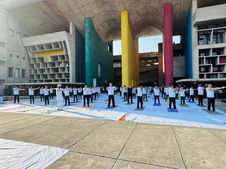 अंतर्राष्ट्रीय योग दिवस 2026: पंजाब-हरियाणा हाईकोर्ट में जजों और वकीलों ने किया योगाभ्यास