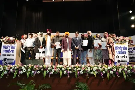 पंजाब: मुख्यमंत्री भगवंत मान ने बेरोजगार युवाओं को 505 मिनी-बस परमिट सौंपे