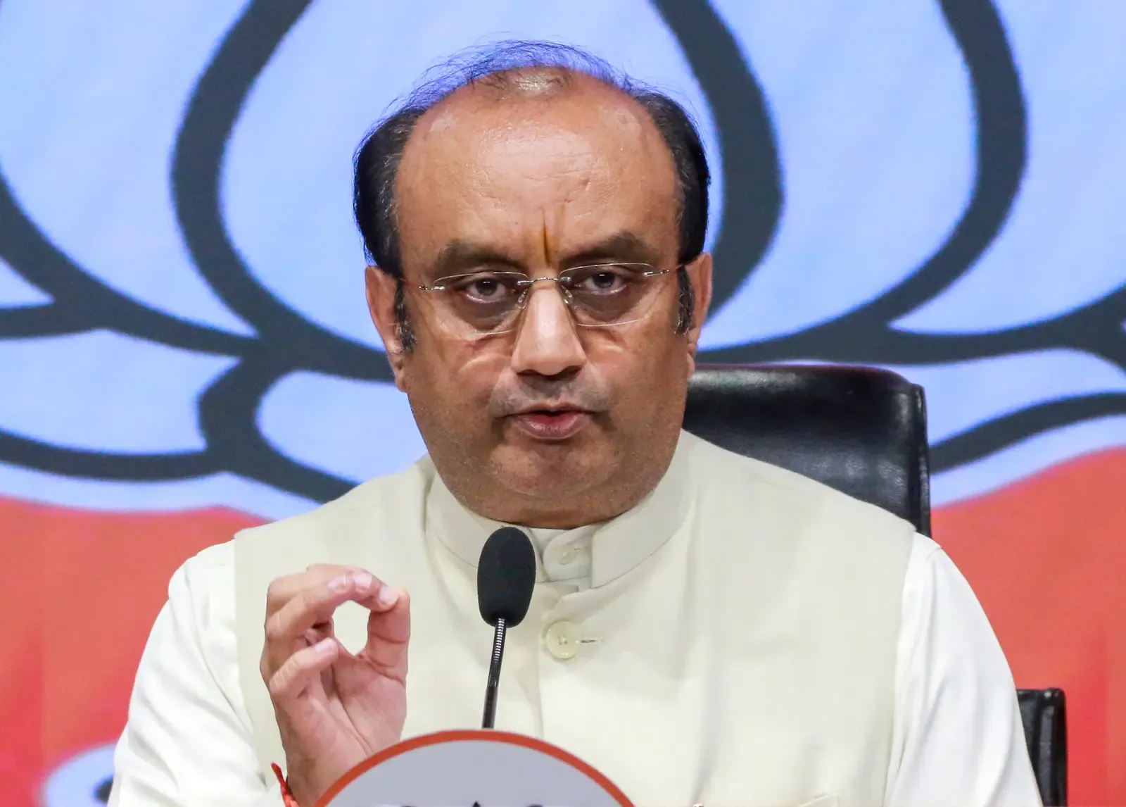 संसदीय समितियों का पुनर्गठन 2026-27: राघव चड्ढा को विदेश, राहुल गांधी को रक्षा समिति
