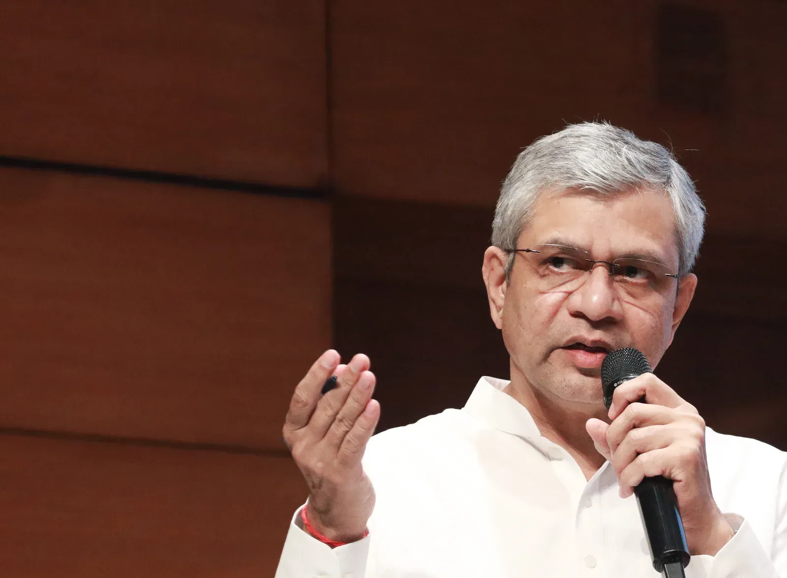 रेलवे कैटरर्स पर ₹5.13 करोड़ का जुर्माना, 3 साल में 6 ठेके रद्द; संसद में वैष्णव का खुलासा