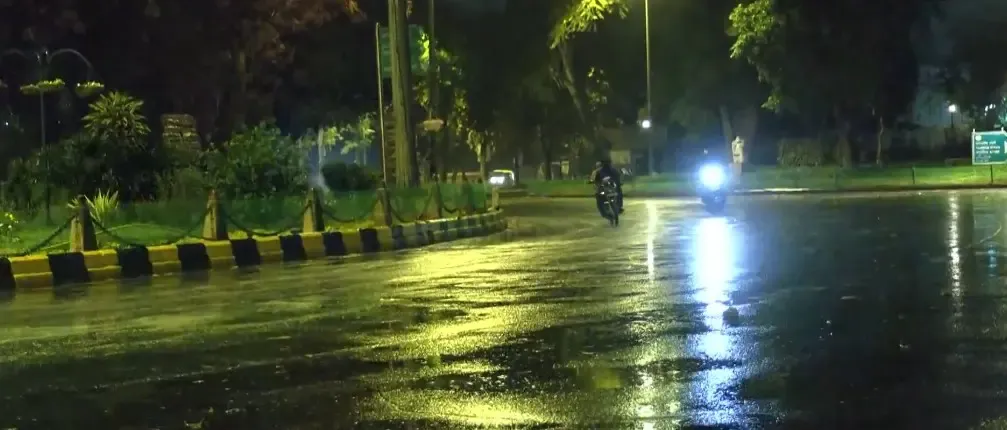 दिल्ली-एनसीआर में मौसम का मिजाज बदला, तेज हवाओं और गरज के साथ हुई बारिश