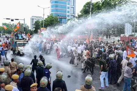 जयपुर में भाजपा के कांग्रेस मुख्यालय मार्च पर वॉटर कैनन, कांग्रेस ने किया जवाबी मार्च का ऐलान