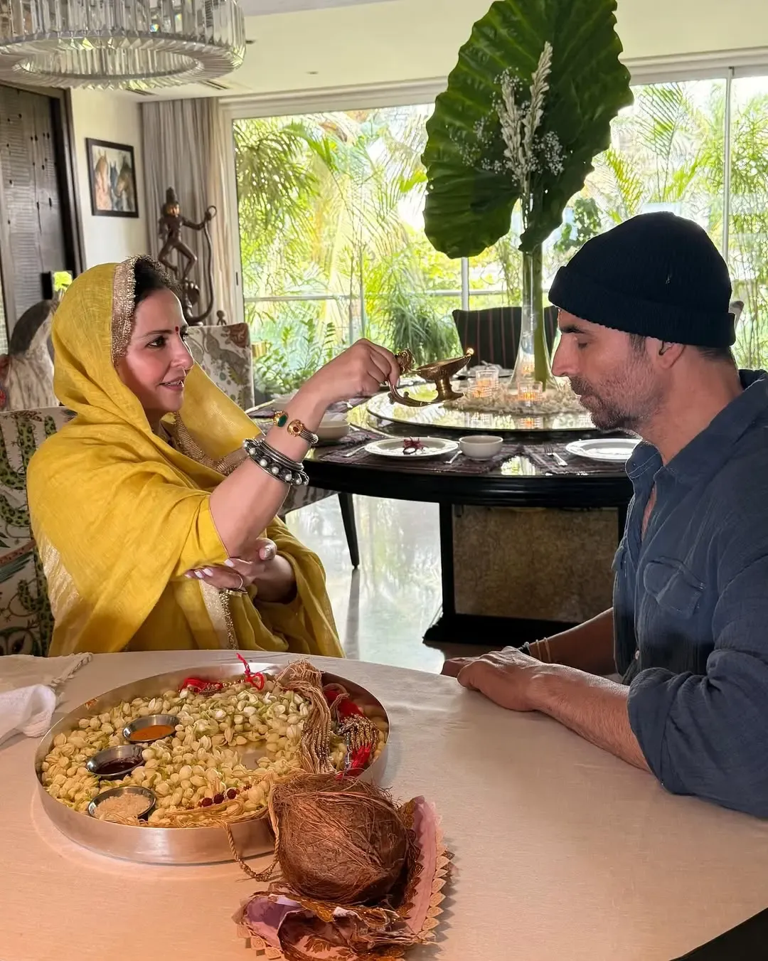 क्या अक्षय कुमार ने रक्षा बंधन पर मां को याद किया? बहन अलका में छवि दिखी!