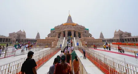 राम मंदिर ट्रस्ट की नई तस्वीरें जारी, अयोध्या में रामलला के दर्शन को उमड़ रहे लाखों श्रद्धालु